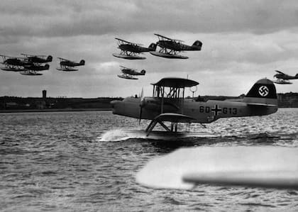 La pérdida de su hidroavión llevó al capitán Hans Langsdorff a tomar una decisión que terminó sellando el destino de su barco. Foto: Getty Images
