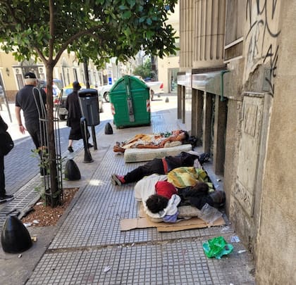 La pérdida de vínculos familiares hace que las personas se aíslen más; a la vez la estigmatización social limita su reinserción y refuerza la exclusión, explican las especialistas