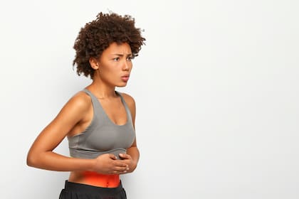 La pérdida gradual de peso, la alimentación adecuada y la reducción del alcohol son los ejes centrales para disminuir la grasa hepática