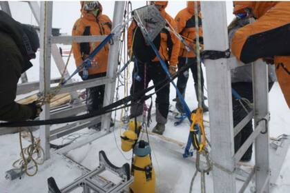 La perforación del hielo comenzó el día en que Justin dejó el glaciar