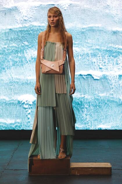 La performance de Fabián Zitta destacó la técnica de upcycling con géneros y prendas que se resignificaron en piezas únicas