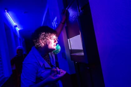 La performance que montó Juanse Rausch en un hotel alojamiento del barrio de Flores en las que actuaban Mariano Saborido y Milva Leonardi