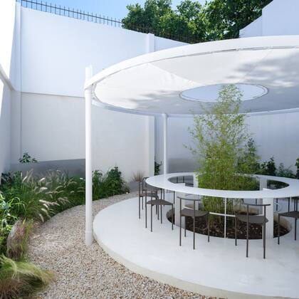 La pérgola fue diseñada por Wollstudio y realizada por Matías –familiar de los dueños del restaurante– en hierro pintado con pintura epoxi blanca.