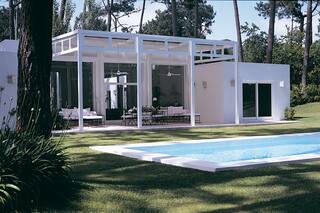 Una casa minimalista y con diseño luminoso a la sombra de los pinos