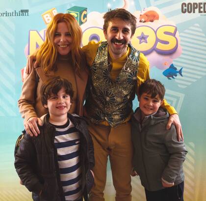 La periodista Agustina Kampfer fue con su hijo y un amigo a ver NiLocos en la Sala Pablo Picasso del Paseo La Plaza y, luego de la función, lograron inmortalizar el momento con los protagonistas