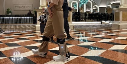 La periodista Ángela Moscaritolo fue una de las primeras en probar las nuevas zapatillas de Dephy que brindan movilidad asistida (Allie Chartoff/Dephy)