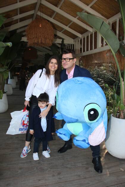 La periodista Angie Balbiani y Gabriel Oliveri, íntimos de Pampita, posaron junto al hijo de la panelista y Stich para las fotos