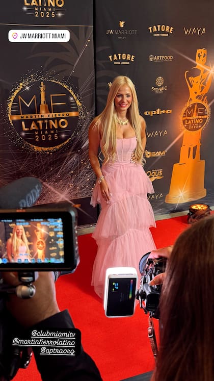 La periodista Antonella Fredianelli se quedó con una estatuilla por su programa en TyC Sports Internacional, Club Miami. Pptó por un vestido largo rosa en el que combinó la estructura del corset con la delicadeza del tul