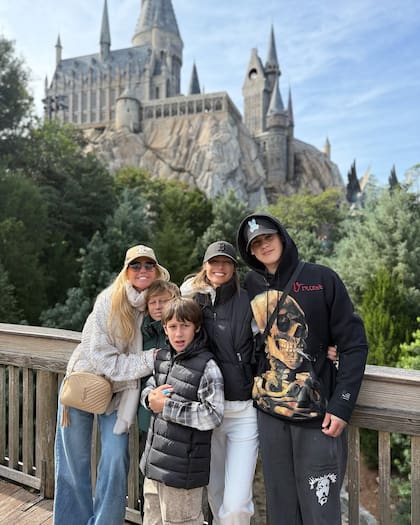 La periodista Barbie Simons, íntima amiga de Pampita, también fue de la partida. En esta foto, el grupo posa frente al castillo de Hogwarts, perteneciente a la saga Harry Potter