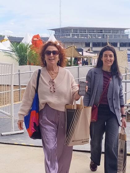 La periodista, consultora de branding Mariana Rapoport, y Mariana Flombaum, al frente de Estudio Flombaum.