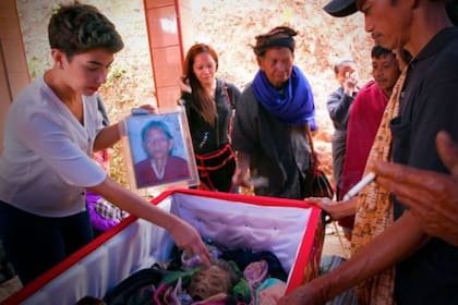 La periodista de la BBC Sahar Zand (izq.) visitó familias que mantienen a sus muertos en sus hogares durante muchos años. Esto les ayuda, aseguran, a mantener una conexión con sus seres queridos