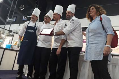 La periodista de LA NACION, a la derecha, junto al equipo argentino