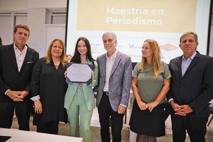 La periodista de LA NACION, Lucía Pereyra, con su diploma de la Maestría