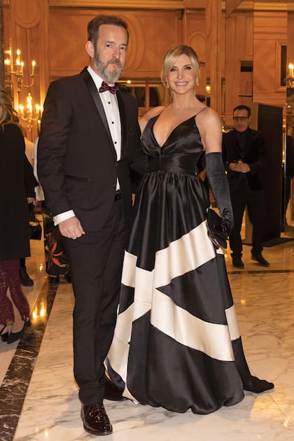 La periodista Débora Plager, vestida por Laurencio Adot, posa con su marido, José Luis Pagano