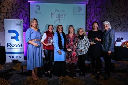 La periodista Dominique Metzger, Catalina Hornos, directora general de Fundación Abriendo Caminos junto a Eugenia Rossi, presidente de Fundación Rossi con la Dra. Ángeles Zorreguieta, directora ejecutiva de la Fundación Instituto Leloir, Edith Grynszpancholc, presidente Fundacion Natali Flexer y la Dra. Marina Simian, cofundadora y CEO de la startup Oncoliq SAS y Agustina Rossi, directora de Fundación Rossi