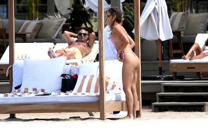 La periodista hizo gala de su figura enfundada en un pequeño bikini a cuadros rojo y blanco. Además, sumó a su look unos lentes de sol. Muy enamorada, Robles se mostró muy sonriente