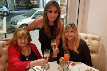 La periodista junto a Carmen, su madre y su hermana , en 2019