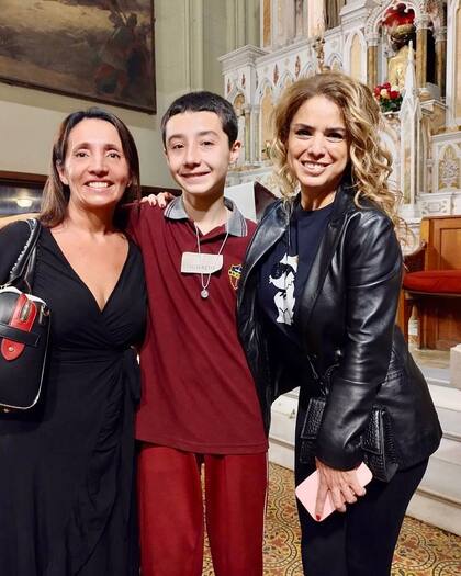 La periodista, junto a su ahijado y su mejor amiga