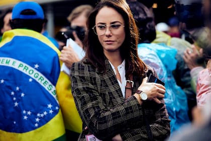 La periodista Laura Harrison (Kaya Scodelario), representante del "cuarto poder"