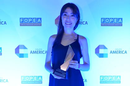 Maia Jastreblanksy, periodista de LA NACION, premiada en la categoría Medios Digitales por su trabajo publicado en chequeado.com