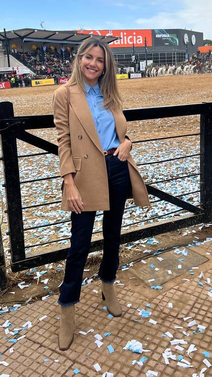 La periodista María Belén Ludueña asistió junto a su marido, Jorge Macri, jefe de Gobierno de la ciudad de Buenos Aires