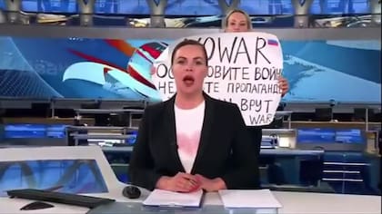 La periodista Marina Ovsiannikova interrumpió un programa de televisión ruso con un mensaje contra la guerra