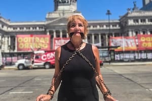 Nancy Pazos se amordazó y encadenó frente al Congreso