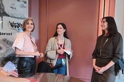 La periodista Paula Alvarado y la arquitecta Mariana Kratochwil, en su paso por el espacio de Pía Magri (a la izquierda).