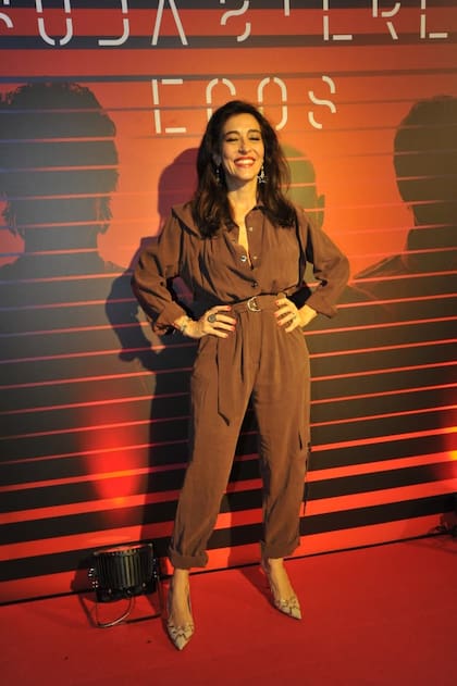 La periodista Roxy Vázquez impactó con un mono en color chocolate que engamó con unos stilettos en beige