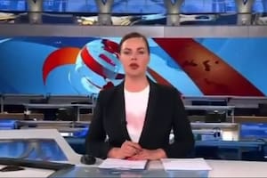 La periodista rusa que irrumpió en un noticiero con un cartel antibélico rompió el silencio