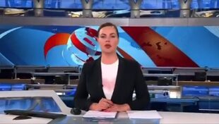 La periodista rusa estaba conduciendo el programa de televisión cuando una mujer irrumpió en el estudio de grabación