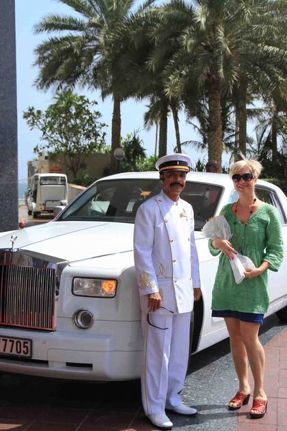 La periodista Silvina Pini junto al Rolls Royce que la trasladó al Burj Al Arab.