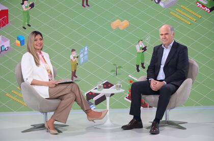 La periodista Viviana Valles y el secretario de Agricultura, Sergio Iraeta