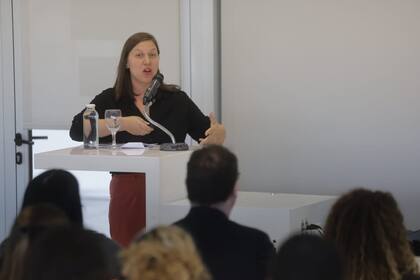 La periodista y académica Natalí Schejtman dio la clase magistral del acto de graduación de la Maestría