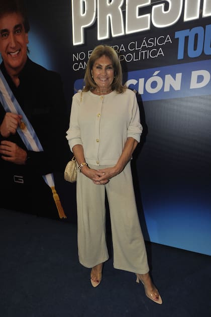 La periodista y conductora Silvia Fernández Barrio acudió a la cita con un conjunto en tono nude y accesorios dorados