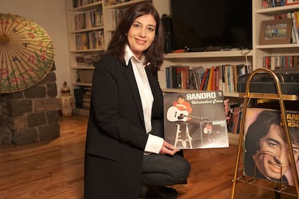 La periodista y guionista Graciela Guiñazú habla sobre la vida de Sandro y muestra tesoros desconocidos del cantante.