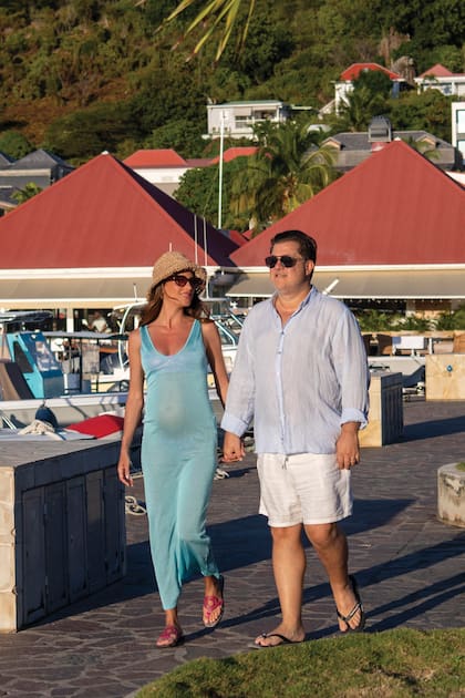 La periodista y Lautaro Mauro, su marido, en un paseo por Gustavia, la capital de St. Barths.