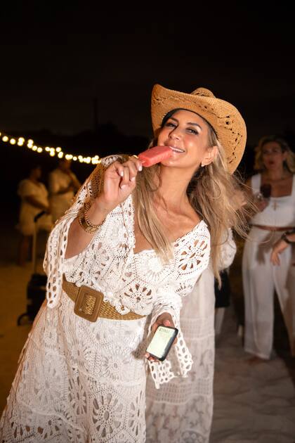 La periodista y productora argentina Denise del Pino, que está radicada en Estados Unidos, fue quien ayudó a Paula con los preparativos del festejo. “Prácticamente ella hizo todo y yo fui a disfrutar”, se sinceró la anfitriona.