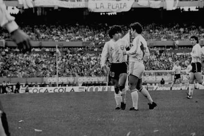 La persecución de Reyna a Maradona en Argentina vs. Perú, por las eliminatorias para el Mundial México 86