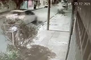 Volvió a su casa, encontró a dos ladrones adentro y los persiguió casi 100 cuadras