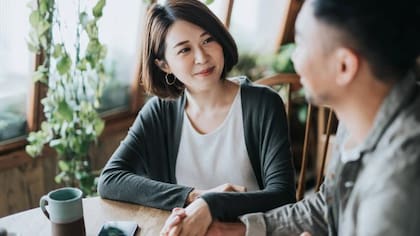 La persona empieza a recordar pequeños detalles que la otra menciona