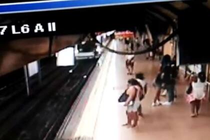 La persona que cayó a las vías logró salvar su vida al arrojarse en el espacio entre las vías y la formación
