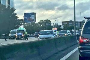 La persona se bajó porque tuvo un desperfecto con un neumático