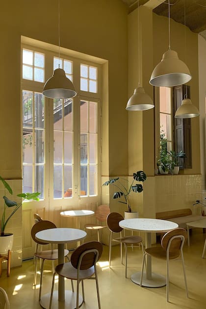 La personalidad del claustro del Convento de San José sigue vigente en Como Club de Cocineros, un bar para almorzar o tomar un café en Gurruchaga al 1400