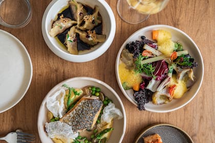 La pesca fresca de anzuelo y los vegetales, siempre presentes en el menú