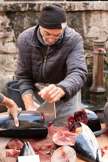 La Pescheria de Catania es bien local
y está abierta desde temprano por la mañana.