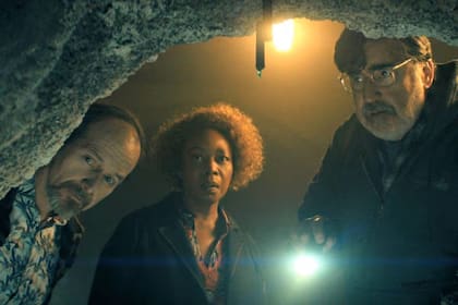 La pesquisa por las misteriosas criaturas se construye en paralelo con las revelaciones sobre la vida en el lugar, el pasado de los personajes y el anhelo de encontrar un nuevo comienzo antes que un retiro definitivo