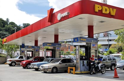 La petrolera estatal Pdvsa sufrió una fuerte caída en la producción por la falta de inversiones en las refinerías; también cayeron los precios internacionales del crudo