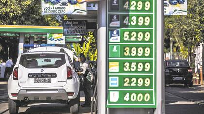 La petrolera estatal Petrobras, que está sumida en un escándalo de corrupción, ha puesto en venta activos con el fin de reducir su deuda