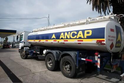 La petrolera estatal uruguaya, Ancap, tiene el monopolio de la fabricación de combustibles en el país sudamericano; la distribución y expendio está repartida con otras dos compañías extranjeras, aunque el precio al consumidor es igual en cualquier estación de servicio del país